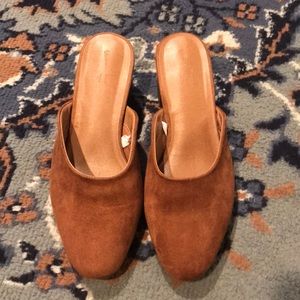 Universal thread suede mules